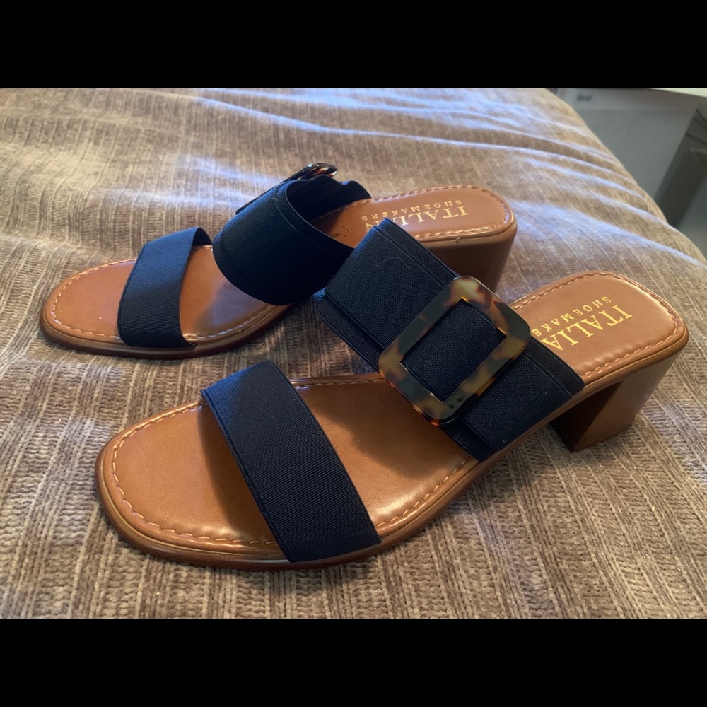 New Sandals Size 9.5 dark navy.  Comfortable !